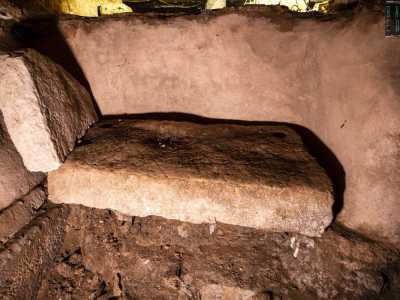 Ci spostiamo ora verso quella che doveva essere la zona absidale, scendendo cos� nella parte pi� profonda dello scavo. Qui individuiamo due sarcofagi, non pi� integri e quindi difficili da datare...